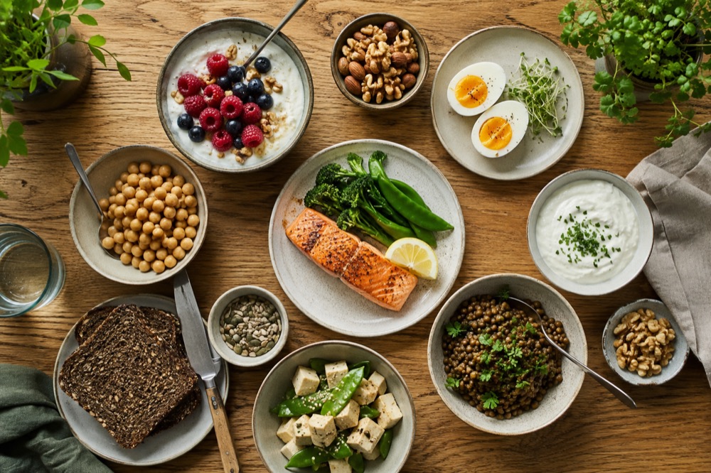 Varierede proteinkilder med æg, skyr, laks, kikærter, linser, tofu og rugbrød